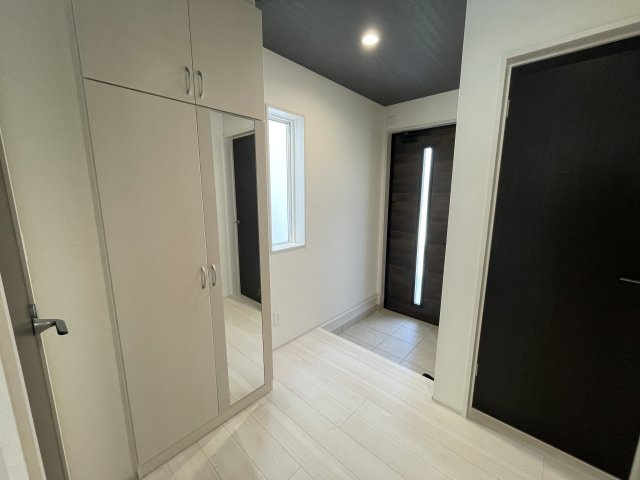 【玄関】 | 【新築分譲住宅】河北町　谷地字田中　全4棟 | 【Entrance】
居住者の帰り、訪れる方を優しく迎え、やすらぎに満ちた生活空間を予感させる。健やかな暮らしを楽しめそう。