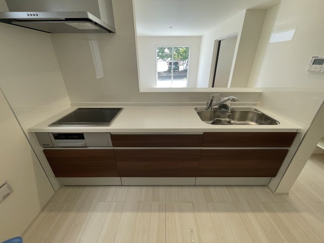 【キッチン】 | 【新築分譲住宅】河北町　谷地字田中　全4棟 | 【Kitchen】
家事動線やリビングとのつながりに配慮し、食事の準備や片付けなどの家事を楽しくするキッチンスペースに仕上げました。毎日使う場所だから気持よく使えて、居心地の良い空間に。