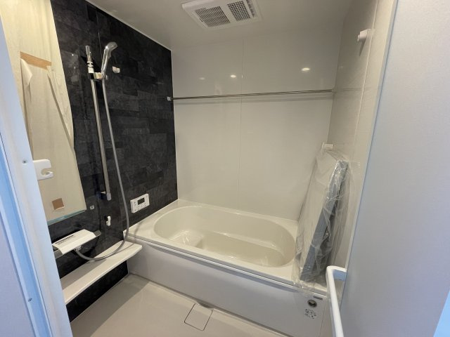 【浴室】 | 【新築分譲住宅】河北町　谷地字田中　全4棟 | 【Bathroom】
快適な使い心地とゆとりある空間が1日の疲れを解きほぐすバスルーム。空間も浴槽もゆったりのびのび使えるゆとり設計。広く感じるゆとり設計で快適なリラックスタイムを過ごせます。