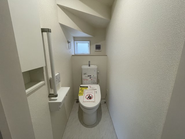 【その他】 | 【新築分譲住宅】河北町　谷地字田中　全4棟 | 【Toilet】
いつまでも清潔な空間であって頂けますように、目に留まるだけではなく、汚れをふき取り易いフロアと壁紙をチョイス致しました。洗浄便座になっておりますので、とても清潔にご使用いただけます。