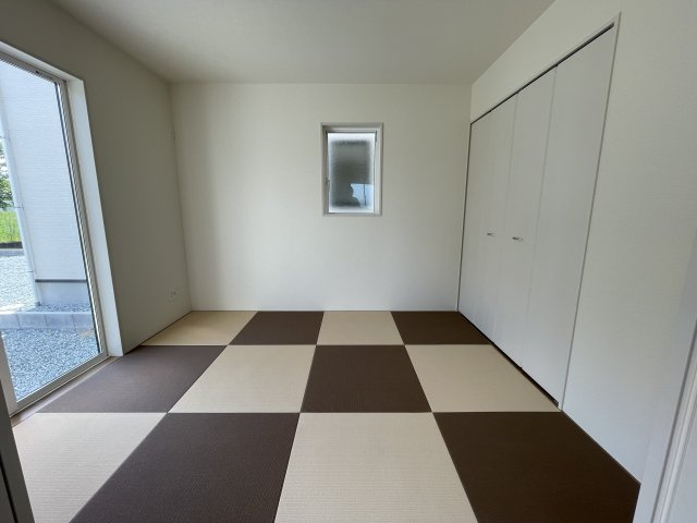 【和室】 | 【新築分譲住宅】河北町　谷地字田中　全4棟 | 【Japanese room】
家事スペースやお子様の遊び場として、または客室として、大活躍間違いなしの和室。
注目されているダイヤロン畳を使用し、傷みづらく、ダニやカビの発生も抑えてくれます◎