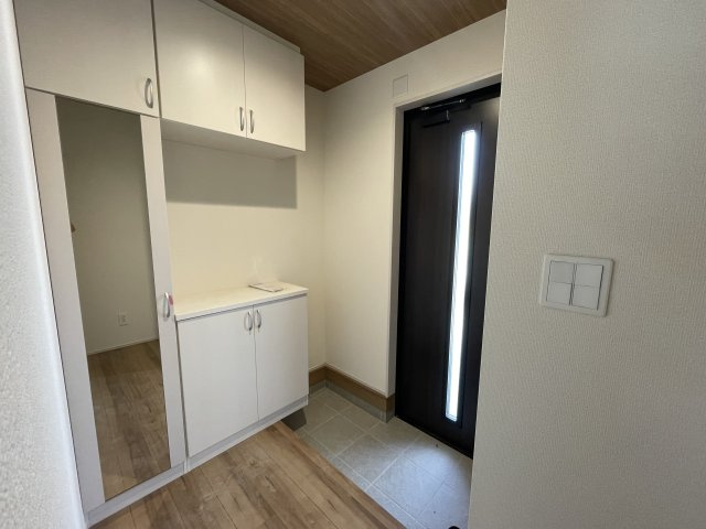 【玄関】 | 【新築分譲住宅】河北町　谷地字田中　全4棟 | 【Entrance】
居住者の帰り、訪れる方を優しく迎え、やすらぎに満ちた生活空間を予感させる。健やかな暮らしを楽しめそう。