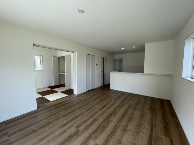 【居間・リビング】 | 【新築分譲住宅】河北町　谷地字田中　全4棟 | 【Living room】
明るく開放的な空間が広がるLDK。室内には豊かな陽光が注ぎ込み、爽やかな住空間を演出。ホームパーティーでもゲストと一緒に料理を楽しみながら楽しい時間を過ごせそう。