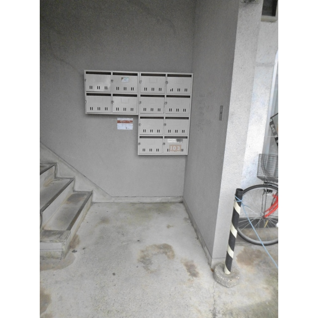 メゾンラピス（旧：早栄ビル）のエントランス