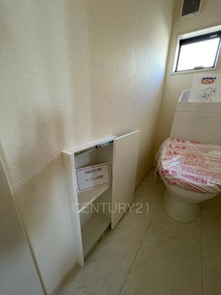 前橋茂木町第3 7号棟のトイレ|１階トイレ壁部分に埋め込み収納付き。
ペーパーストックに便利です。