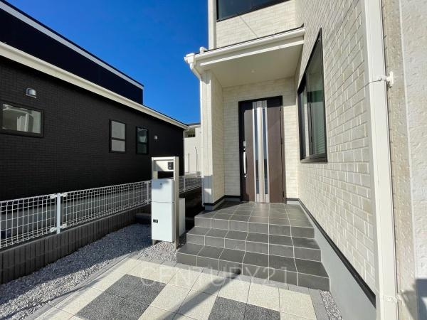 前橋茂木町第3 7号棟の玄関|スマートキー付きの玄関。
鍵を探すことなくドアの開閉が可能です。
郵便物を守る鍵付きポストです。
インターホンは録画機能付きで防犯面に優れます。