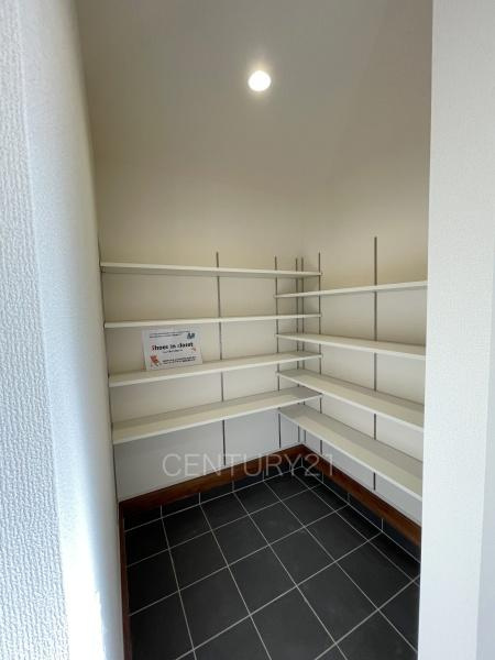 前橋茂木町第3 7号棟の玄関|玄関横に土間収納付き。
沢山の収納が可能です。