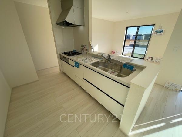 前橋茂木町第3 5号棟のキッチン|シンクも大きく洗い物もしやすい浄水器付。シャワーヘッドは引き出し可能、シンクの隅々まで洗い流せます。
食器洗い乾燥機付きです。