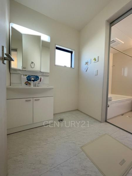 前橋茂木町第3 5号棟の独立洗面台|三面鏡付きの洗面台には鏡の裏に収納があり、すっきり片付けられます。
洗髪も可能な伸縮機能つきシャワーヘッドです。