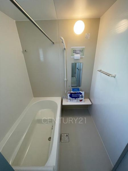 前橋茂木町第3 5号棟の浴室|ゆったりと寛げる大型バスタブ。
足を伸ばしたまま入浴可能です。
浴室乾燥機付きで天候が悪い日でも洗濯をして衣類を乾燥させることができます。