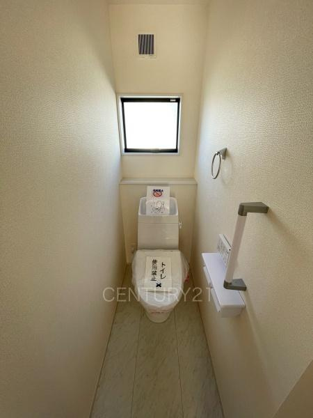 前橋茂木町第3 5号棟のトイレ|温水シャワー洗浄機能付きです。
手摺り付きです。