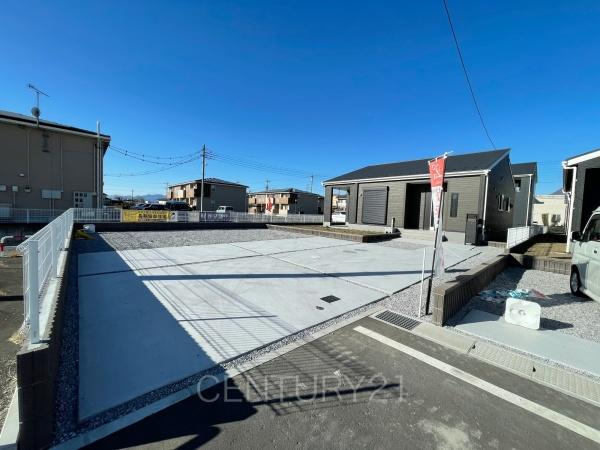 前橋茂木町第3 5号棟の前面道路含む現地写真|並列駐車可能な駐車場スペースです。