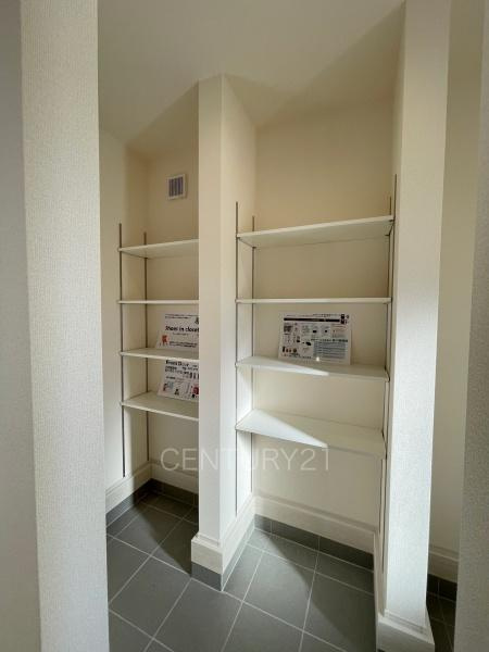 前橋茂木町第3 5号棟の玄関|玄関横に土間収納付き。
沢山の収納が可能です。