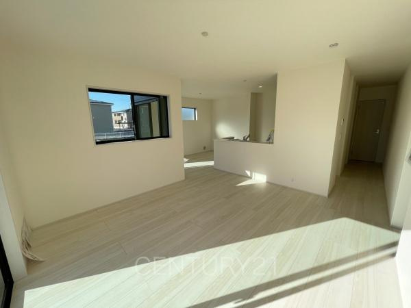 前橋茂木町第3 5号棟の居間・リビング|大きいソファーがおける広々リビング