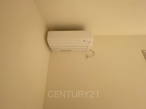 前橋茂木町第3 2号棟の居間・リビング|リビングにエアコン付きです。