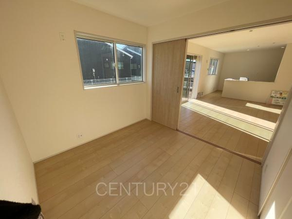 前橋茂木町第3 2号棟の洋室|リビングと続き間で開放感があります。
引き戸で簡単に仕切れますので状況に合わせた使い方ができます。