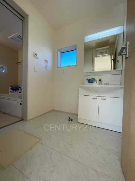 前橋茂木町第3 2号棟の独立洗面台|三面鏡付きの洗面台には鏡の裏に収納があり、すっきり片付けられます。
洗髪も可能な伸縮機能つきシャワーヘッドです。