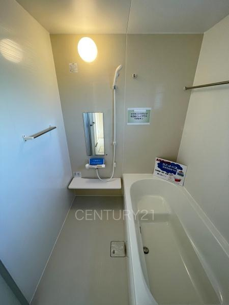 前橋茂木町第3 2号棟の浴室|ゆったりと寛げる大型バスタブ。
足を伸ばしたまま入浴可能です。
浴室乾燥機付きで天候が悪い日でも洗濯をして衣類を乾燥させることができます。