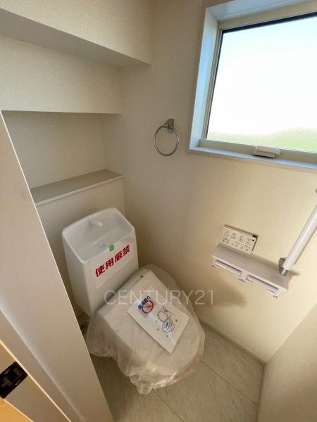 前橋茂木町第3 2号棟のトイレ|１階トレイです。
温水シャワー洗浄機能付きです。
手摺り付きです。