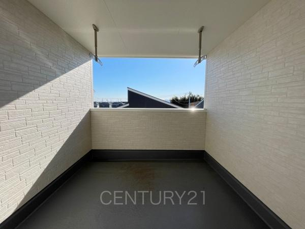 前橋茂木町第3 2号棟のバルコニー|天井付きバルコニーは急な雨にも安心。
干した洗濯物や布団が外壁に干渉しづらい、天井吊り下げ式の物干し金具付き。