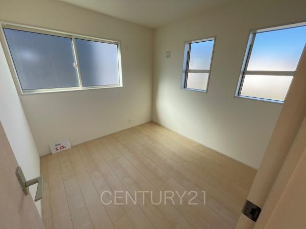 前橋茂木町第3 2号棟の洋室|２面採光の明るい洋室です。