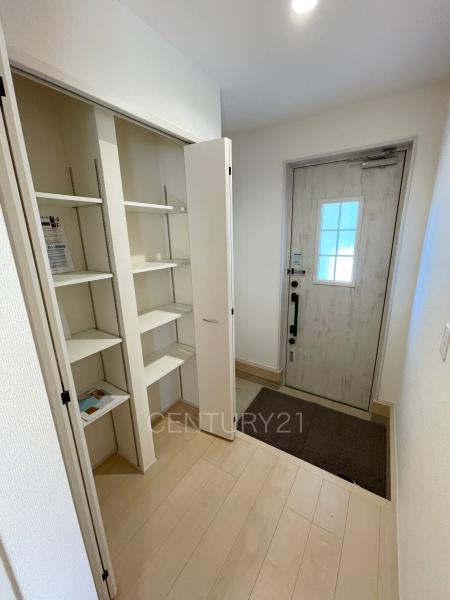 前橋茂木町第3 2号棟の玄関|高さ調整可能な棚付きで、沢山の収納が可能です。