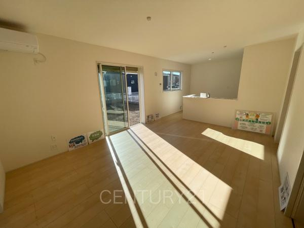 前橋茂木町第3 2号棟の居間・リビング|大きいソファーがおける広々リビング