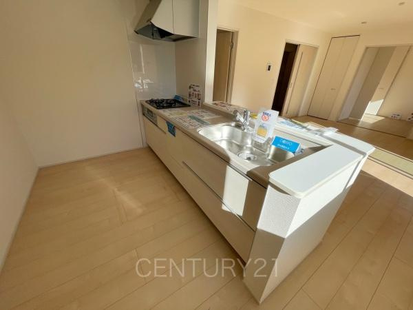 前橋茂木町第3 2号棟のキッチン|シンクも大きく洗い物もしやすい浄水器付。シャワーヘッドは引き出し可能、シンクの隅々まで洗い流せます。
食器洗い乾燥機付きです。