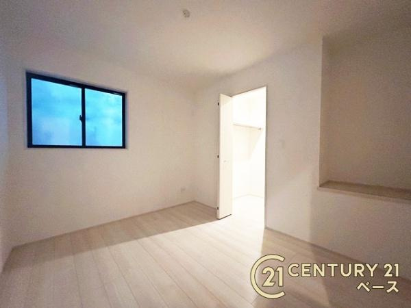 生駒市東菜畑２丁目 ／新築一戸建の洋室|■現地撮影写真■明るい雰囲気の洋室です！