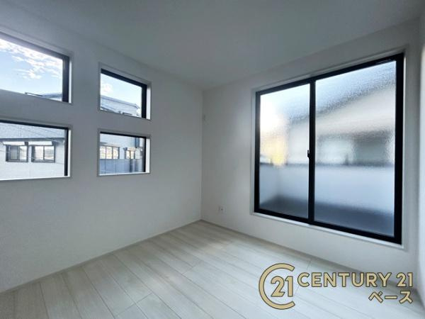 グラファーレ東菜畑 ／新築一戸建の洋室|■現地撮影写真■陽当たり・通風良好な２面採光のお部屋です！