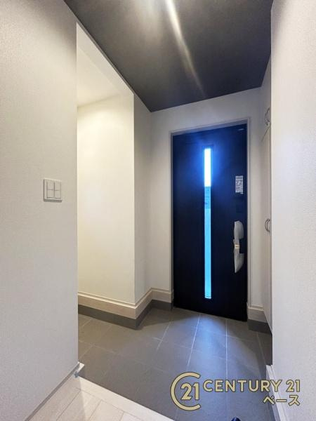 グラファーレ東菜畑 ／新築一戸建の玄関|■現地撮影写真■すっきりとした明るい玄関が家族やお客様を迎えてくれます！