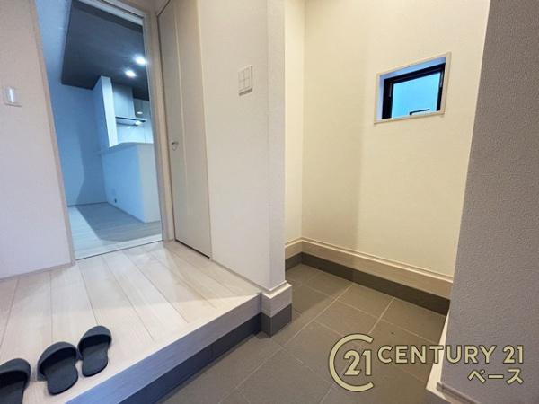 グラファーレ東菜畑 ／新築一戸建の玄関|■現地撮影写真■玄関には広々土間収納があります！履物の他にも傘立てやベビーカーも仕舞えます！