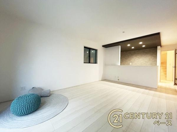 生駒市東菜畑２丁目 ／新築一戸建の居間・リビング|■現地撮影写真■ご家族でくつろいでいただける広々１６帖のリビングです！
