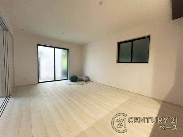 グラファーレ東菜畑 ／新築一戸建の居間・リビング|■現地撮影写真■大きな窓から柔らかい光が射し込みます！