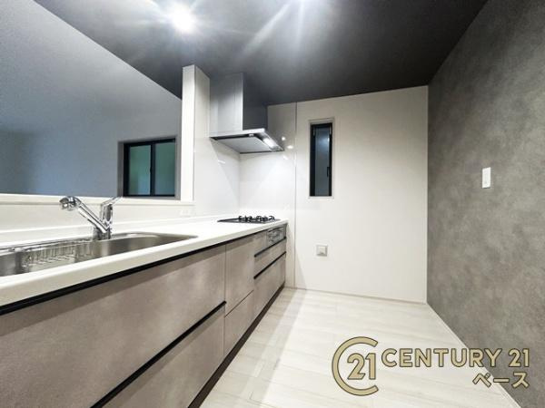 生駒市東菜畑２丁目 ／新築一戸建のキッチン|■現地撮影写真■広々キッチンで快適にお料理！便利な収納スペースも完備！