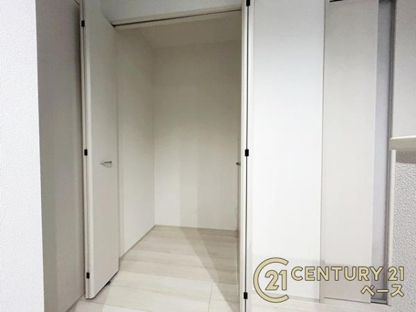 グラファーレ東菜畑 ／新築一戸建のキッチン|■現地撮影写真■キッチン横に収納力たっぷりのパントリーがあります！