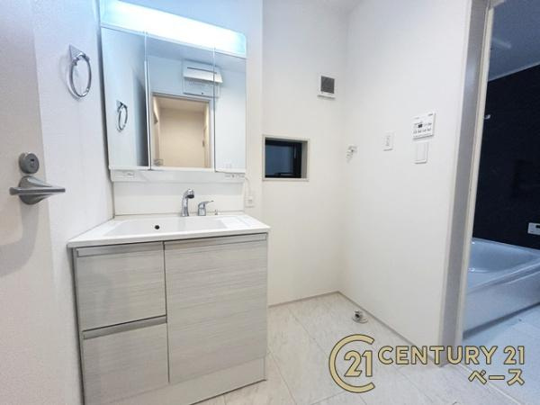 グラファーレ東菜畑 ／新築一戸建の独立洗面台|■現地撮影写真■三面鏡タイプのミラーキャビネット！収納スペースも豊富です！