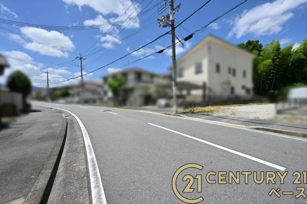 香芝市西真美２丁目の売地の前面道路含む現地写真