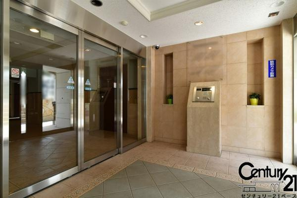 グローバル大和小泉のエントランス|■現地撮影写真■オートロック付で防犯面も安心して暮らしていただけます！