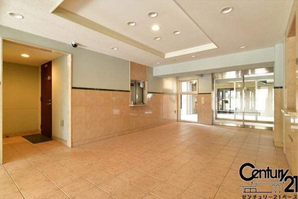 グローバル大和小泉のエントランス|■現地撮影写真■開放感のある落ち着いた雰囲気のエントランスです！