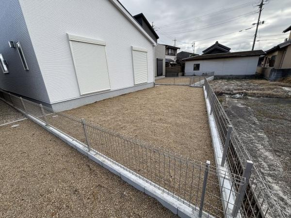 西尾一色町千間24-1期　全3棟・2号棟の庭|ウッドデッキやBBQ。想像が膨らむお庭