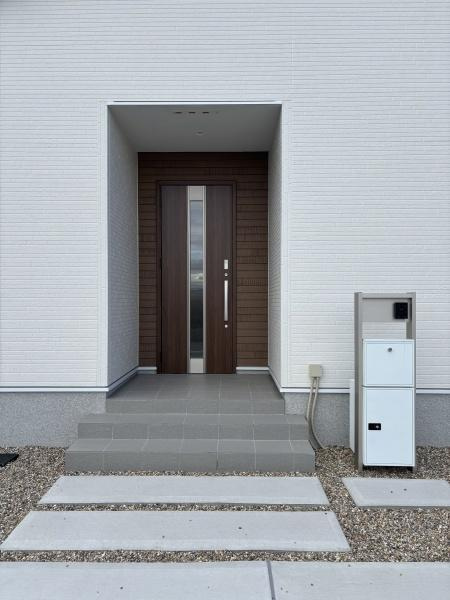 西尾一色町千間24-1期　全3棟・2号棟の玄関|訪れる人を心地よく迎え入れます。