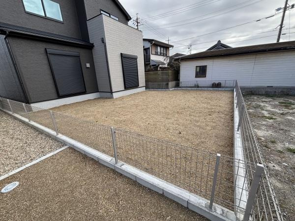 西尾一色町千間24-1期　全3棟・3号棟の庭|ウッドデッキやBBQ。想像が膨らむお庭