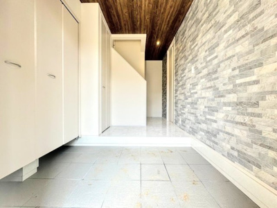 【内観：施工例】 | ◆平塚市ふじみ野新築住宅◆ | 【モデルルーム】◆光の渦が溢れた明るい玄関ホール。「おかえり」と「ただいま」が交差するお家の顔とも言える場所は爽やかで心地良い空間となっています。すっきり片付いた玄関で来客時にも自信が持てそう。