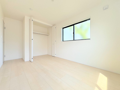 【内観：施工例】 | ◆平塚市ふじみ野新築住宅◆ | 【モデルルーム】◆室内はいつも明るい印象なので気持ちの良い朝を迎えられます。各部屋にはクローゼットを完備しており、収納が多いお家はすっきりして快適空間です。
