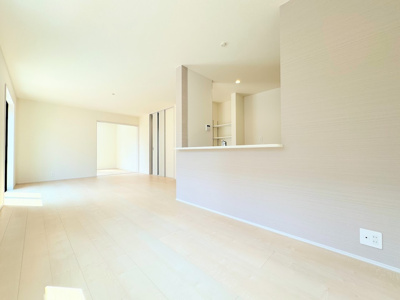 【内観：施工例】 | ◆平塚市ふじみ野新築住宅◆ | 【モデルルーム】◆家族で食卓を囲むダイニングスペースと、ソファでゆったりくつろぐリビングスペースがしっかり区切られているので家具の配置や用途を使いわけしやすいです。