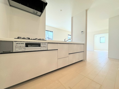 【内観：施工例】 | ◆平塚市ふじみ野新築住宅◆ | 【モデルルーム】◆キッチンからダイニングやリビングが見渡せるキッチン。料理をしながら家族とコミュニケーションをとれるだけでなく、大きな開放感も得られることができます。