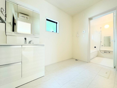 【内観：施工例】 | ◆平塚市ふじみ野新築住宅◆ | 【モデルルーム】◆ご家族の1日が始まり、1日が終わりを締めくくる洗面空間。洗濯機を配置しても十分なスペースを確保した設計となっております。