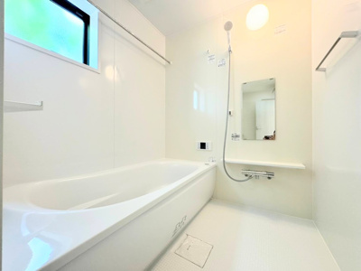 【内観：施工例】 | ◆平塚市ふじみ野新築住宅◆ | 【モデルルーム】◆モダンデザインの空間が気持ちよさを高めてくれるバスルーム。すっきりとした清潔感の中に都会的なセンスが感じられ、心身をリフレッシュできる寛ぎを深めてくれるスペースです。