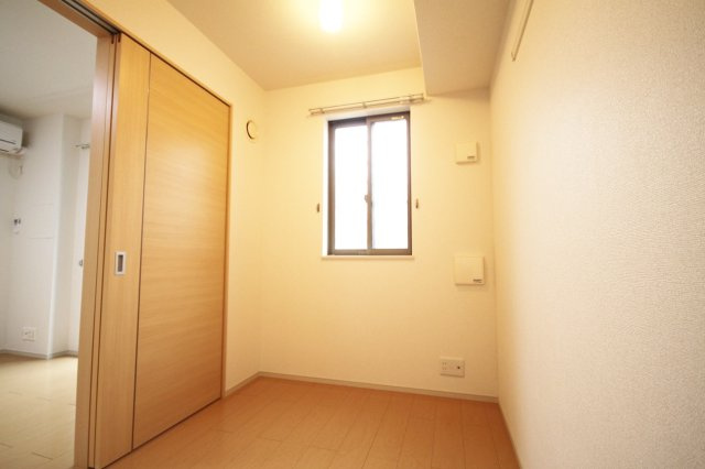 クレール宝塚の寝室|広くて明るい寝室